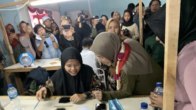 Istri calon presiden Ganjar Pranowo, Siti Atikoh Supriyanti, mengunjungi pabrik bulu mata di Desa Winong Lor, Kabupaten Purworejo, Jawa Tengah, Kamis (28/12/2023). (Liputan6.com/Delvira Hutabarat)