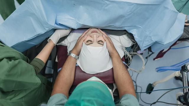 Kesha Ratuliu Melahirkan