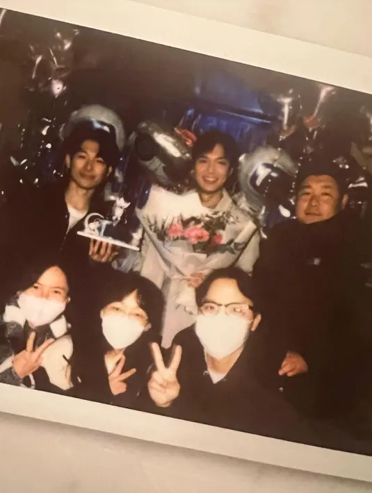 Lee Min Ho juga membagikan sejumlah potret yang memperlihatkan selebrasi kecil-kecilan, merayakan berakhirnya masa syuting. Sekadar informasi, drakor ini disutradarai Park Shin Woo yang sebelumnya menangani It’s Okay to Not Be Okay dan Lovestruck in the City. Sementara penulisnya adalah Seo Sook Hyang, yang dikenal lewat Don’t Dare to Dream (Jealousy Incarnate) dan Pasta.