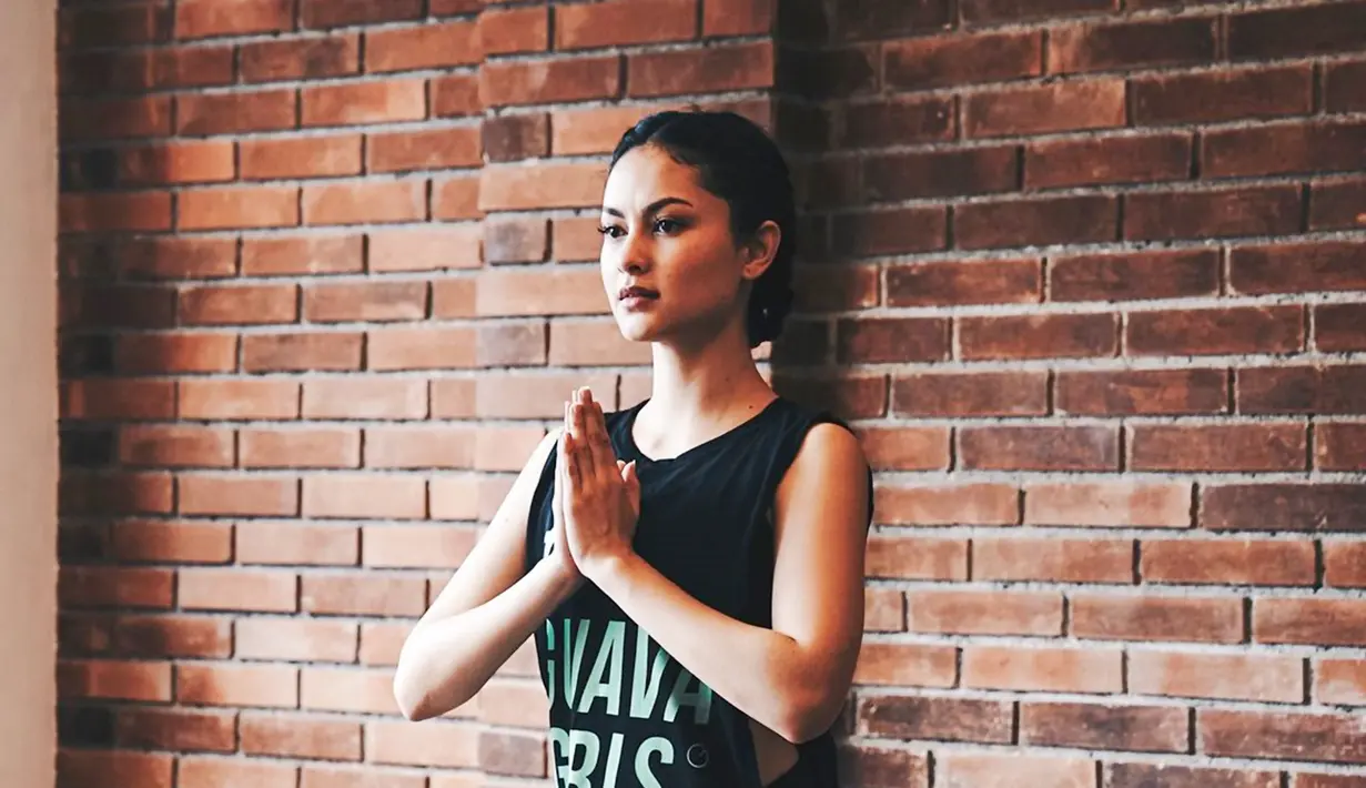 Selain olahraga sendiri, melakukan olahraga permainan pun ia lakukan. Seperti saat bermain bola tenis dengan Valerie Krasnadewi. Keduanya memang menjadi seorang sahabat yang kerap habiskan waktu bersama. (Liputan6.com/IG/@clarabernadeth)