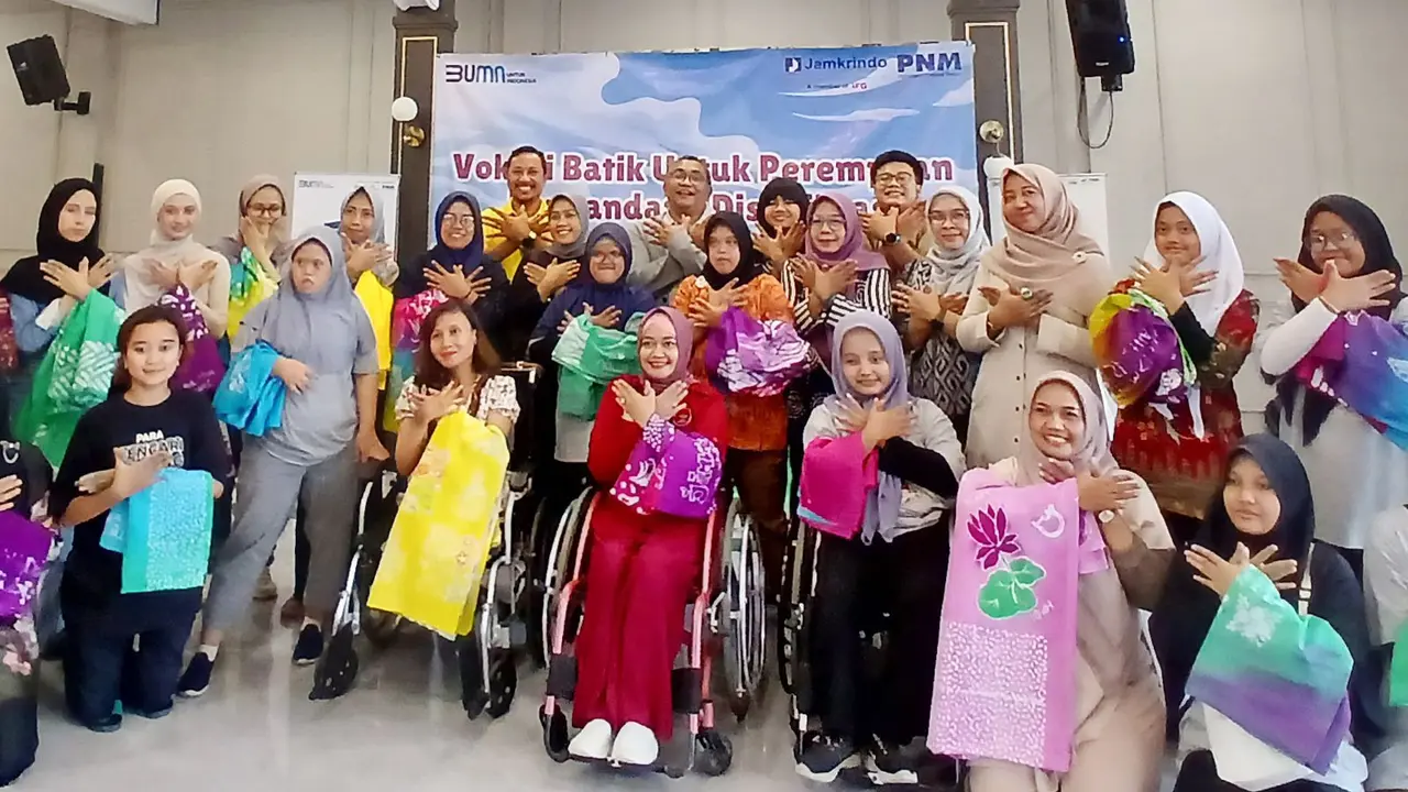 PT Permodalan Nasional Madani (PNM) dan PT Jaminan Kredit Indonesia (JAMKRINDO), bekerja sama dalam program pelatihan kewirausahaan membatik untuk perempuan penyandang disabilitas.