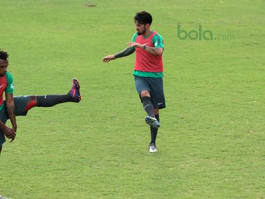 Nelson Alom (kiri) dan Stefano Lilipaly melakukan pemanasan sat sesi latihan di Lapangan ABC Senayan, Jakarta (20/6/2018). Timnas melakukan persiapan untuk melawan Korea pada laga uji coba 23 Juni 2018. (Bola.com/Nick Hanoatubun)