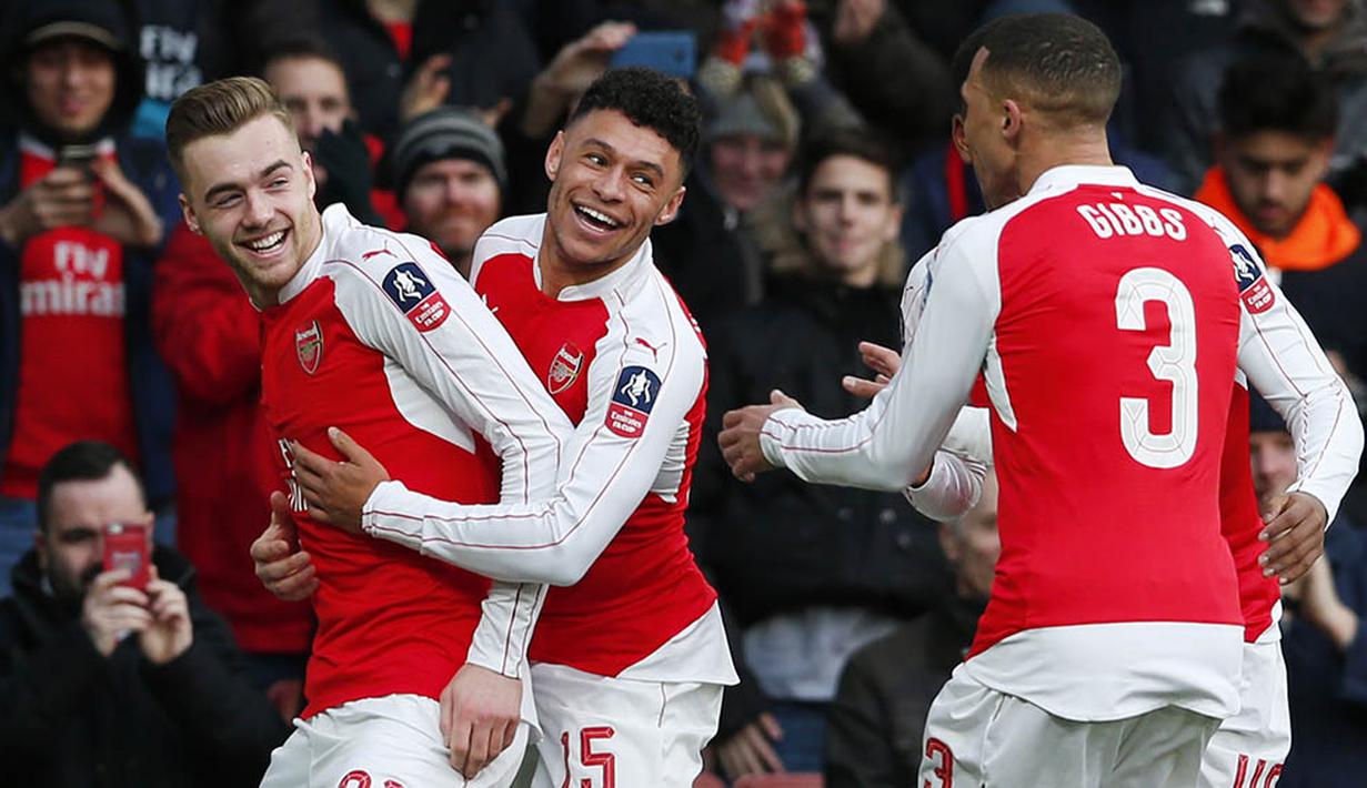 Para pemain Arsenal merayakan gol yang dicetak Calum Chambers ke gawang Burnley. Ini merupakan gol perdana Chambers untuk The Gunners. (Reuters/Eddie Keogh)