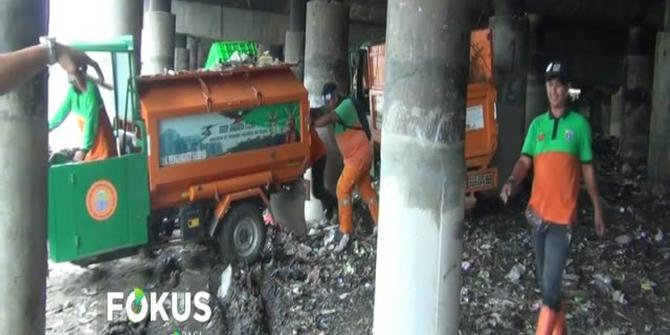 Petugas Gabungan Dikerahkan Bersihkan Sampah di Kolong Tol Wiyoto Wiyono