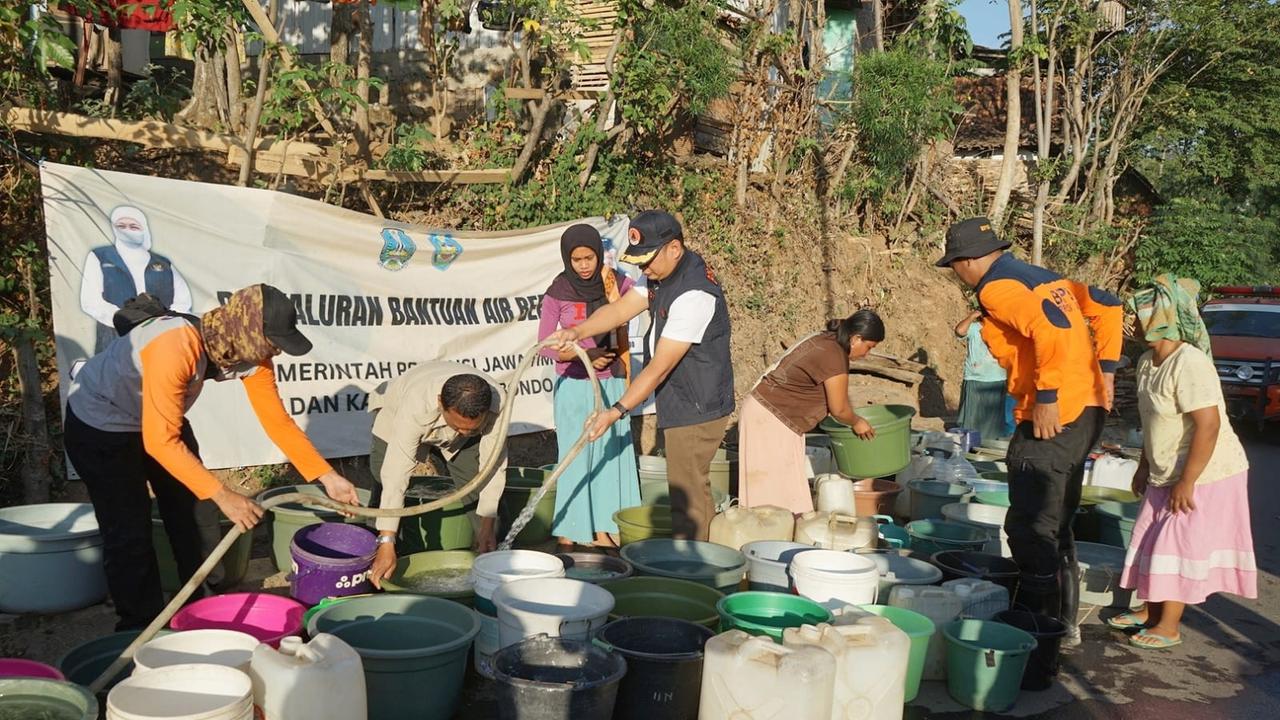 Penyaluran air bersih untuk daerah kekeringan di Situbondo. (Istimewa)