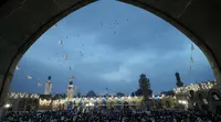 Para jamaah berdoa pada hari pertama Idul Fitri di masjid Muslim Sunni Abdul Qader al-Kilani di Baghdad pada 10 April 2024. (AHMAD AL-RUBAYE/AFP)