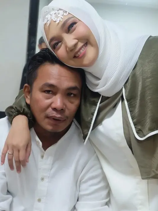 <p>Potret kebahagiaan Sulis di pernikahan keduanya. Tampak kemesraan kerap dibagikan di akun instagramnya dan suami. Sulis mengaku sangat bahagia di pernikahannya kali ini. Sulis juga merasa diperlakukan istimewa oleh sang suami. [Instagram/suliszehra]</p>