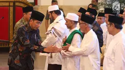Presiden Joko Widodo bersalaman dengan kiai dan habib se-Jadetabek di Istana Negara, Jakarta, Kamis (7/2). Kepada Jokowi, para ulama dan habib mengaku prihatin atas merebaknya fitnah dan hoaks yang memicu perpecahan. (Liputan6.com/Angga Yuniar)