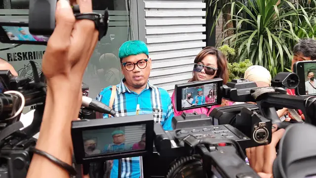 Uya Kuya menyambangi Polda Metro Jaya, Rabu (25/5/2022). Uya Kuya diperiksa sebagai saksi pelapor atas laporannya terhadap Medina Zein terkait dugaan penipuan jual beli mobil. (Liputan6.com/Ady Anugrahadi)