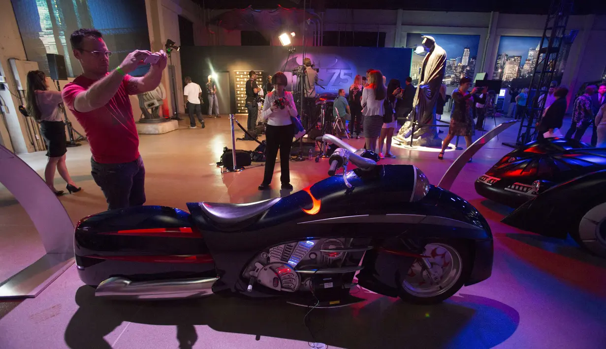 Dalam jarak dekat The Redbird sepeda motor Batman pada "Batman & Robin" di tahun 1997 dipajang saat Warner Bros VIP Studio Tour "The Batman Exhibit" di Burbank, California (26/6/2014) (REUTERS/Mario Anzuoni)