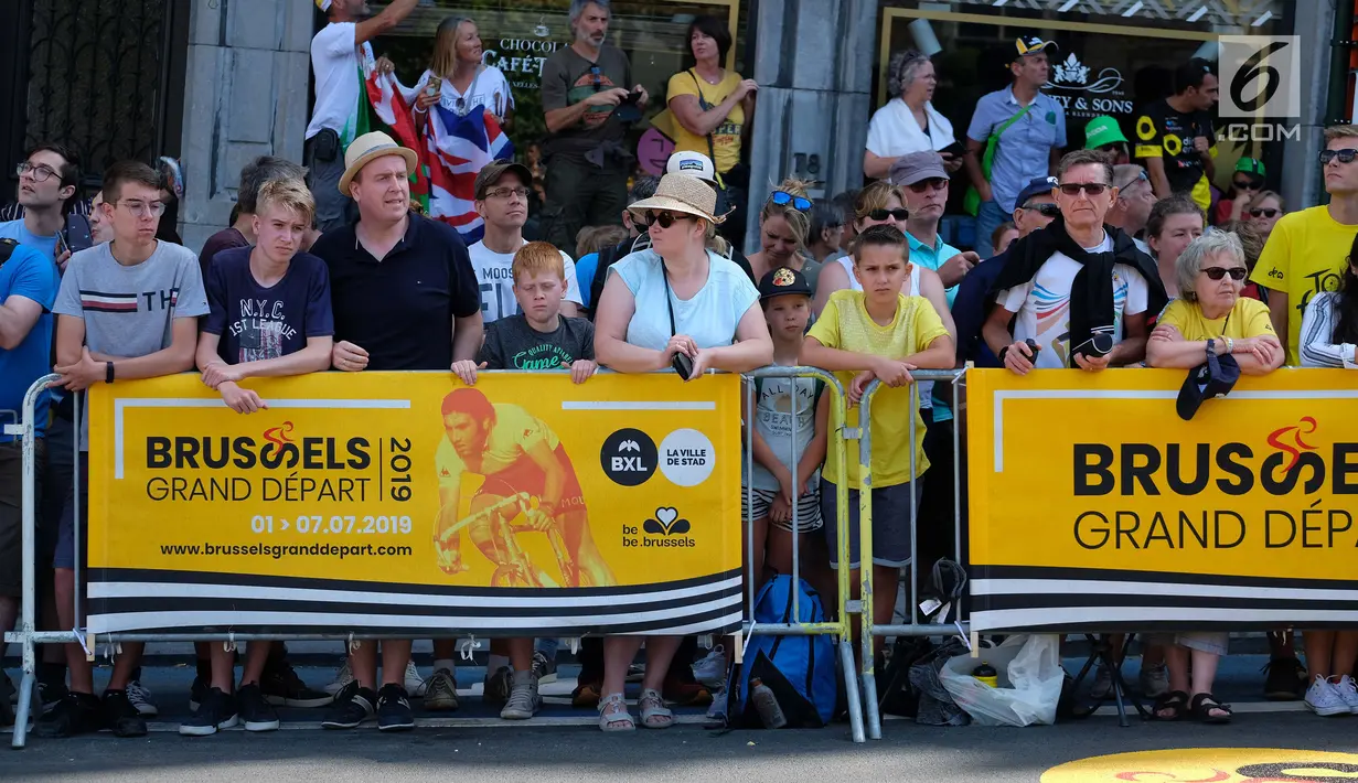 Sejumlah warga menyaksikan Tour de France (TdF) 2019 yang dari kota Brussels, Belgia (6/7/2019). Tour de France 2019 akan menempuh jarak total 3.640 km terbagi 21 etape dan akan  mencapai finis akhir  di Paris ibuk ota Prancis Minggu 28 Juli 2019. (Liputan6.com/HO/Arie Asona)