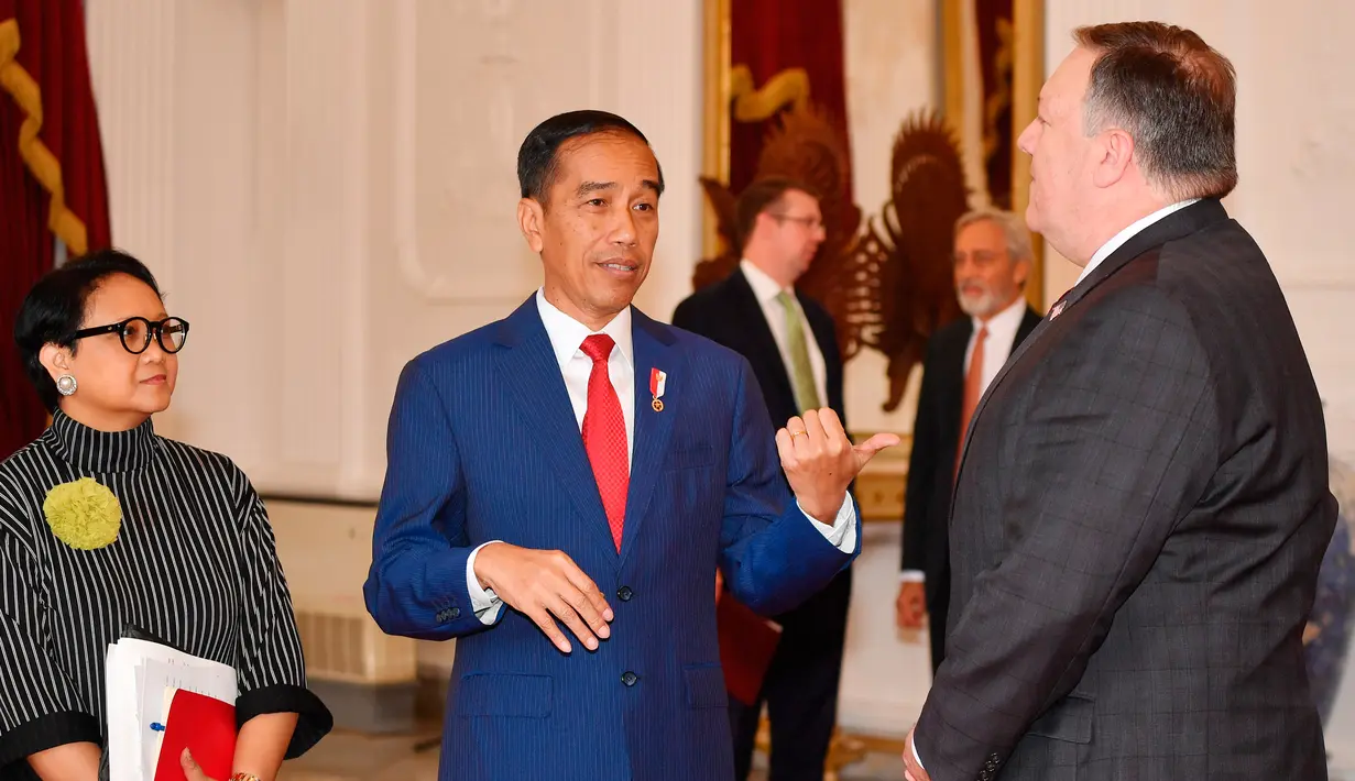 Presiden Joko Widodo didampingi Menteri Luar Negeri Indonesia Retno Marsudi berbincang dengan Menteri Luar Negeri AS Mike Pompeo saat  pertemuan di Istana Merdeka, Jakarta, Minggu (5/8). (Adek Berry/Pool Photo via AP)