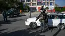 Petugas keamanan menghentikan pengendara mobil saat Hari Raya Idul Fitri di pos pemeriksaan di Kabul, Afghanistan, Minggu (24/5/2020). Taliban mengumumkan gencatan senjata selama tiga hari dengan pemerintah Afghanistan setelah berbulan-bulan bertempur. (WAKIL KOHSAR/AFP)