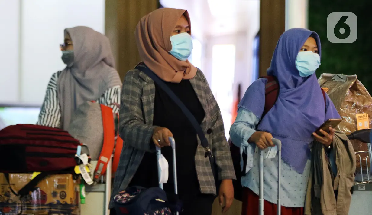 Calon penumpang pesawat menggunakan masker pelindung saat berada di Pintu Kedatangan Terminal 3 Ultimate Bandara Soekarno Hatta, Tangerang, Jumat (31/1/2020). Hal itu dilakukan sebagai antisipasi penularan dan penyebaran virus corona (2019-nCov). (Liputan6.com/Johan Tallo)