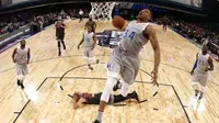 Bintang Milwaukee Bucks, Giannis Antetokounmpo, melakukan aksi dunk spektakuler pada NBA All-Star Game 2017 di New Orleans, 20 Februari 2017. (Bola.com/Twitter/DukaKofi)