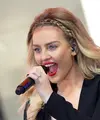 Perrie Edwards merasa tersinggung dengan ucapan penyiar radio, secara otomatis melemparkan tamparan ke wajah penyiar tersebut. Tindakannya ini tentu saja mendapat perhatian dari khalayak ramai. (AFP/Bintang.com)