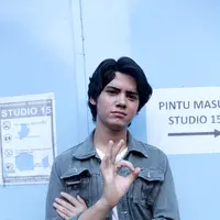 "Lagu ini, dalam lima menit aku ciptain dalam 5 menit, karena moodnya lagi pas bangat bikin lagu ini," kata Aliando menambahkan. (Andy Masela/Bintang.com)