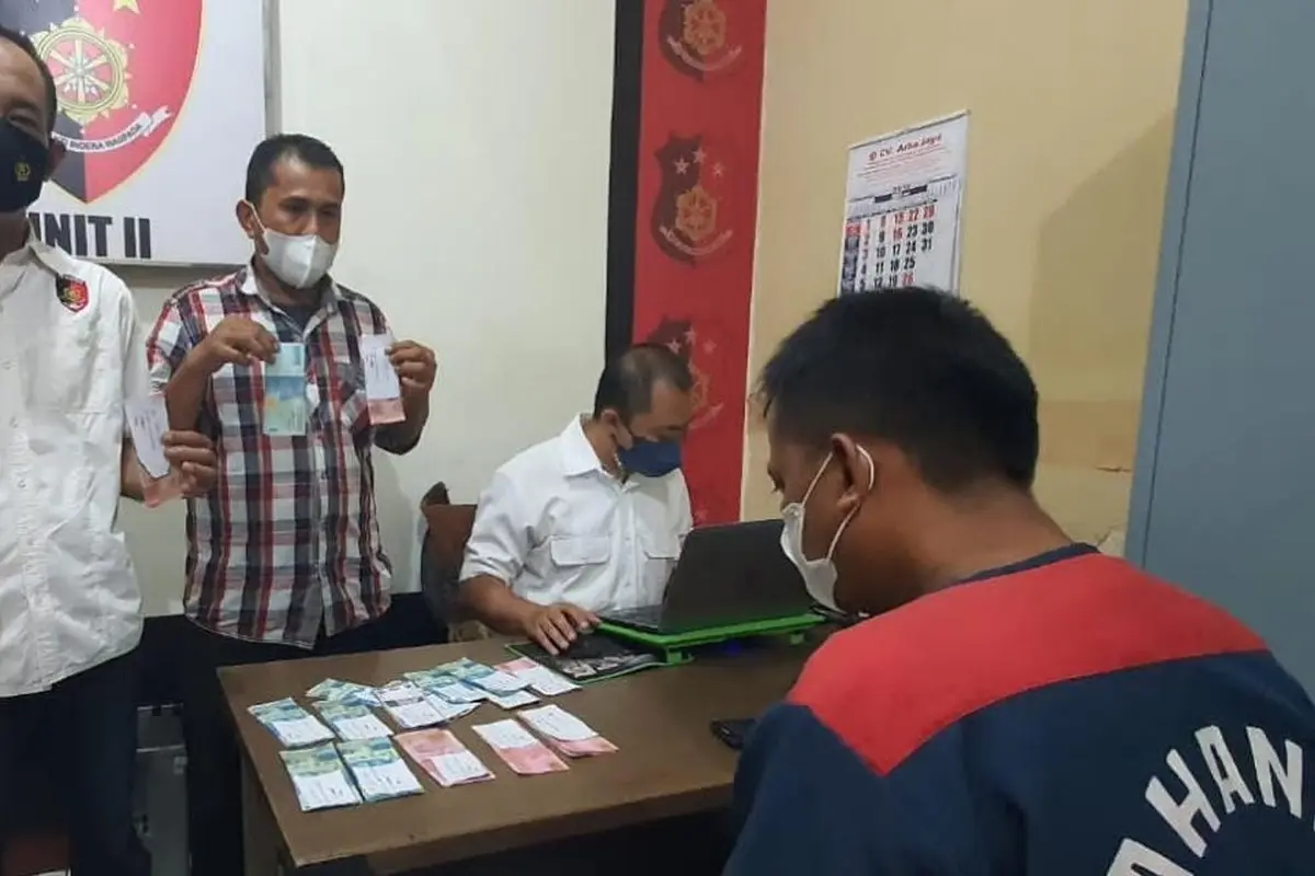 Pengedar uang palsu ditangkap di Surabaya. (Dian Kurniawan/Liputan6.com)