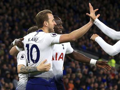 Para pemain Tottenham Hotspur merayakan gol yang dicetak oleh Harry Kane ke gawang Cardiff City pada laga Premier League di Stadion Cardiff City, Selasa (1/1). Tottenham Hotspur menang 3-0 atas Cardiff City. (AP/Mark Kerton)
