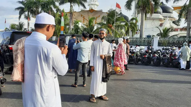 Jemaah salat Id Idulfitri 1443 H berfoto usai salat di Masjid Raya Baiturrahman (Liputan6.com/Rino Abonita)