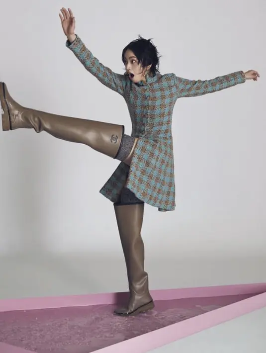 Ia pun tampil bergaya mengenakan dress motif tweed dipadukam knee boots cokelat Chanel. @nanakomatsu71