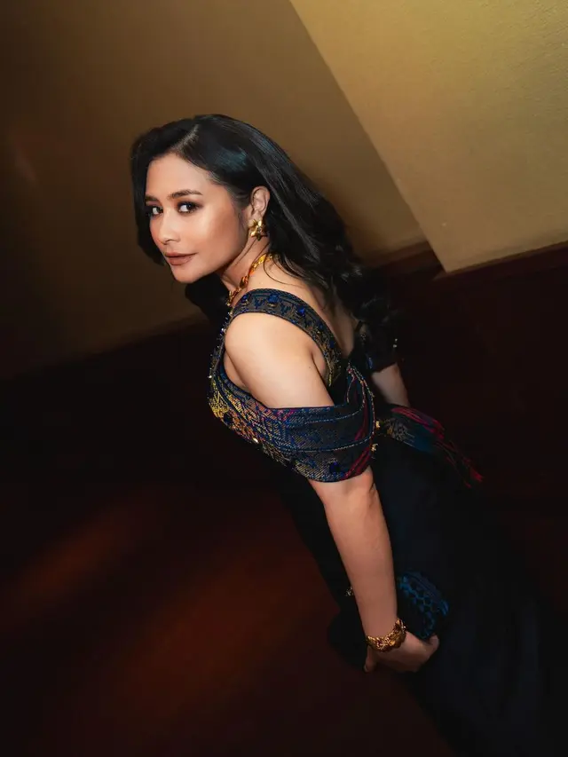 6 Pesona Glamor Prilly Latuconsina dengan Gaun Biru di Premiere Film Budi Pekerti