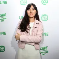 Isyana Sarasvati sendiri masih bingung dalam menjelaskan tentang kriteria lelaki idamannya. Hal yang terpenting bagi Isyana adalah sang lelaki bisa klop saat diajak berdiskusi. (Nurwahyunan/Bintang.com)