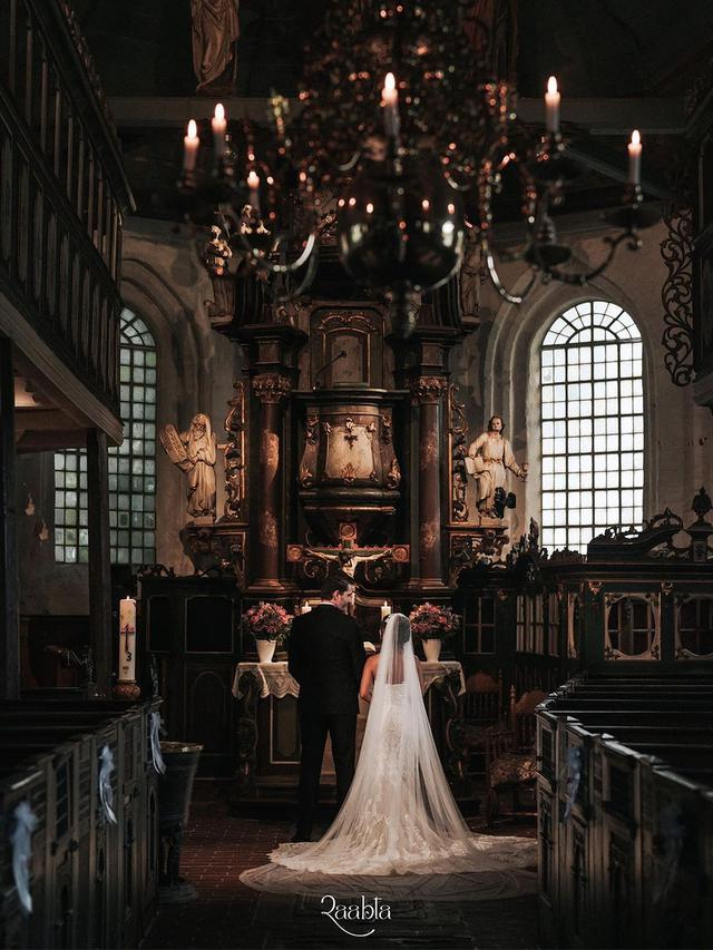 Artis serial Uttaran Sreejita De dengan MIchael Blohm Pape (Photo shot by @raabta.studios, taken from @sreejita_de via Instagram)