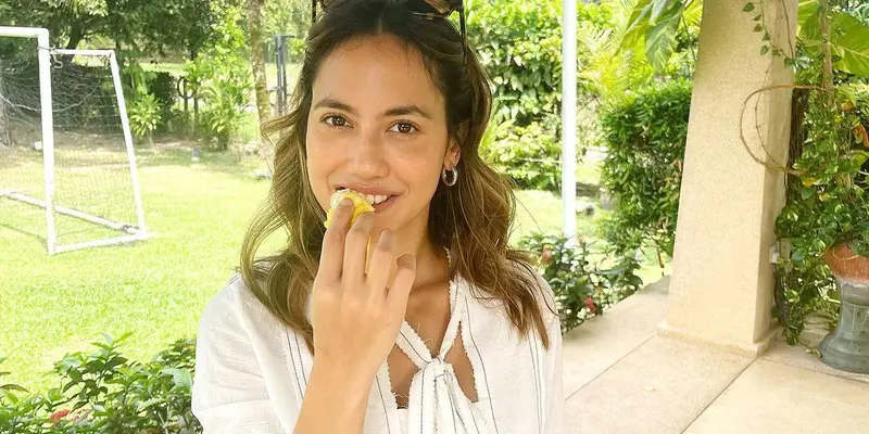 Ekspresi Pevita Pearce saat Pertama Kali Makan Durian, Lucu Banget