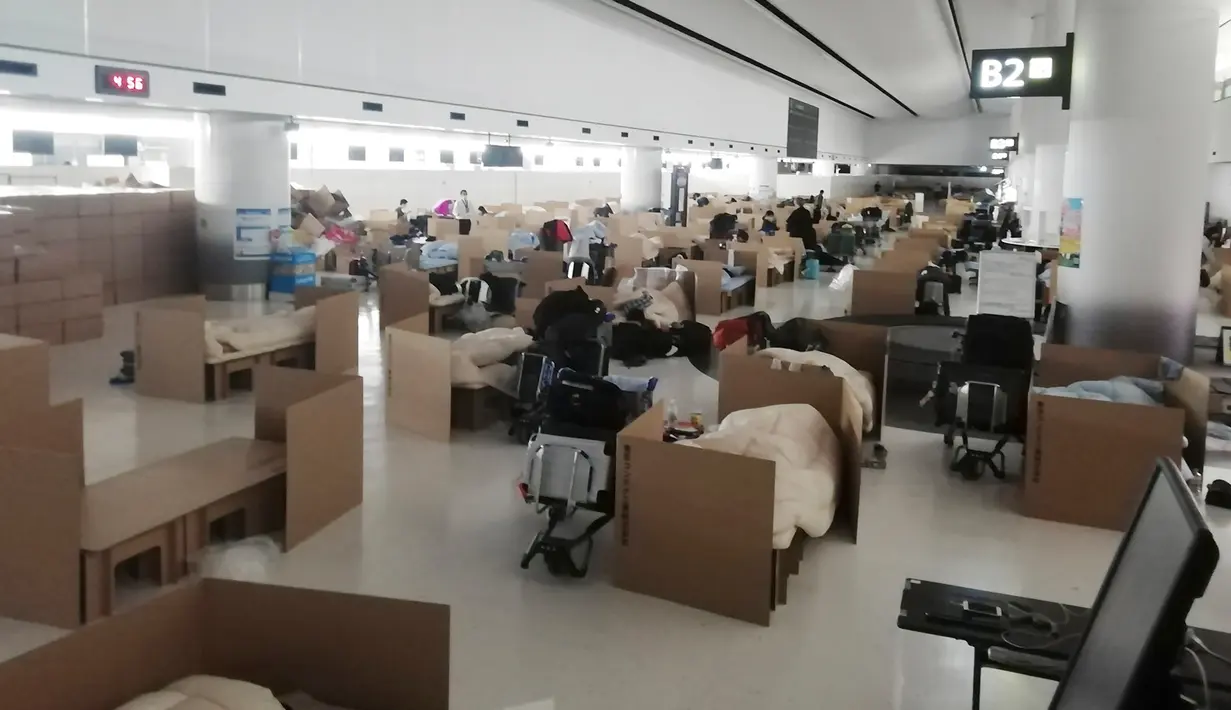 Kasur-kasur dengan dinding kardus untuk yang menunggu hasil tes virus corona di Bandara Internasional Narita di Narita, dekat Tokyo, 8 April 2020. Bilik-bilik kardus itu disediakan sebagai hotel untuk penumpang penerbangan Internasional yang menunggu hasil rapid test Covid-19. (Yuri Kageyama via AP)