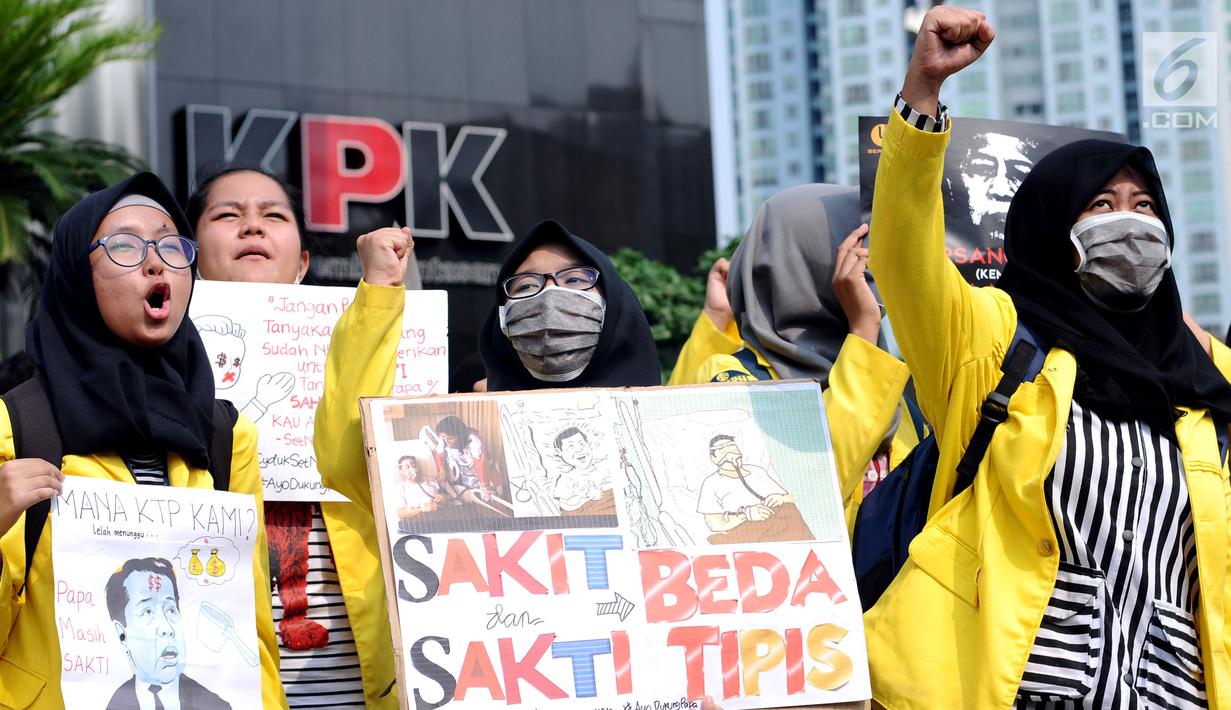 Sejumlah mahasiswa yang tergabung dalam UI Beraksi membentangkan tulisan saat aksi di depan Gedung KPK, Jakarta, Jumat (13/10). Mereka meminta KPK segera menetapkan kembali status tersangka kepada Setya Novanto. (Liputan6.com/Helmi Fithriansyah)