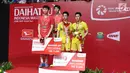 Juara Indonesia Masters 2018, Kevin Sanjaya Sukamuljo/Marcus Fernaldi Gideon berfoto bersama Li Junhui/Liu Yuchen (China) saat seremoni penyerahan medali, Jakarta, Minggu (28/1). Kevin/Marcus menang 11-21, 21-10, dan 21-16. (Liputan6.com/Angga Yuniar)