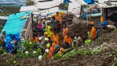 Pasukan Tanggap Bencana Nasional dan tim penyelamat lainnya memeriksa lokasi tanah longsor di daerah kumuh di Mumbai, India, Minggu (18/7/2021). Sebanyak 18 orang tewas setelah beberapa rumah hancur oleh dinding yang runtuh dan akibat tanah longsor yang dipicu oleh hujan lebat. (Sujit Jaiswal/AFP)