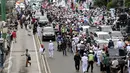 Massa gabungan berkumpul di depan PN Jakarta Utara saat sidang kasus dugaan penodaan agama dengan terdakwa Basuki Tjahaja Purnama, Selasa (27/12). Sidang beragendakan putusan sela dari majelis hakim. (Liputan6.com/Helmi Fithriansyah)