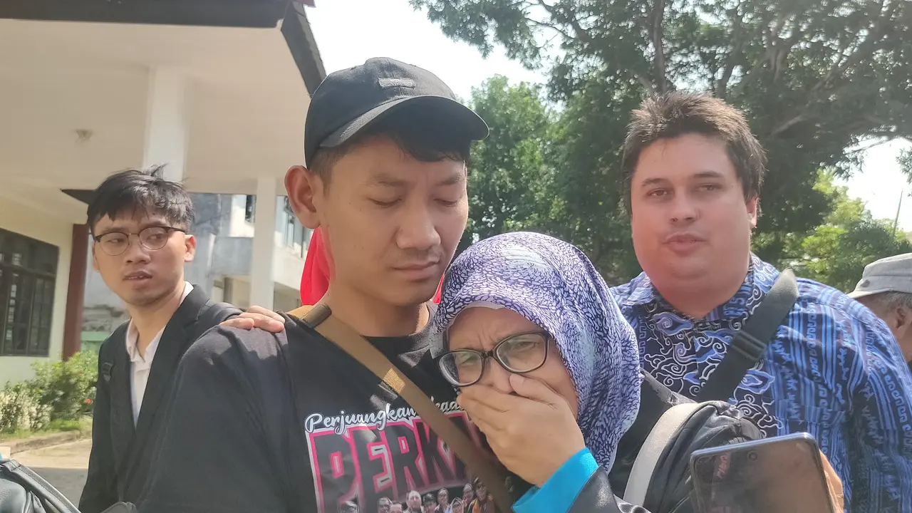 Tangis Haru Titin Prialianti Tim Kuasa Hukum Saka Tatal di Sidang PK: Kebenaran Sudah Terbuka