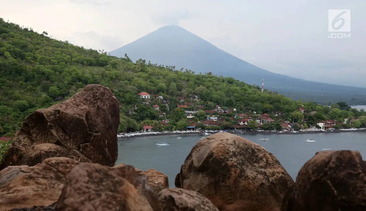 Pemandangan Gunung Agung yang terlihat dari kawasan Pantai Amed, Karangasem, Bali, Rabu (6/12). Kawasan Amed ini merupakan destinasi yang terkenal dengan keindahan alam bawah lautnya. (Liputan6.com/Immanuel Antonius)