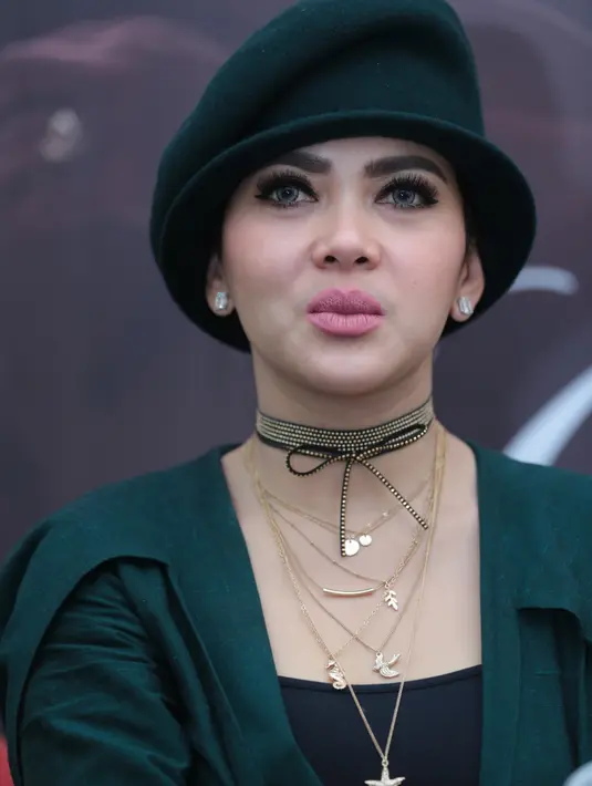 "Ini adalah bentuk manifestasi daripada kerja keras saya bisa ada di posisi ini dan kemudian bisa disandingkan dengan band legenda," ungkap Syahrini saat ditemui di Hotel Sultan, Senayan, Jakarta Pusat, Kamis (3/11/2016). (Adrian Putra/Bintang.com)