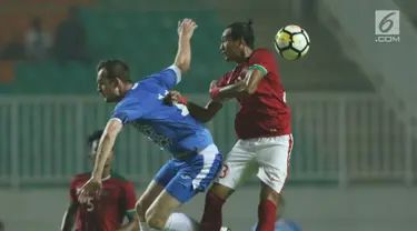 Bek Indonesia U-23, Hansamu Yama Pranata (kanan) berebut bola atas dengan pemain Uzbekistan pada laga PSSI Anniversary 2018 di Stadion Pakansari, Kab Bogor, Kamis (3/5). Babak pertama berakhir imbang 0-0. (Liputan6.com/Helmi Fithriansyah)