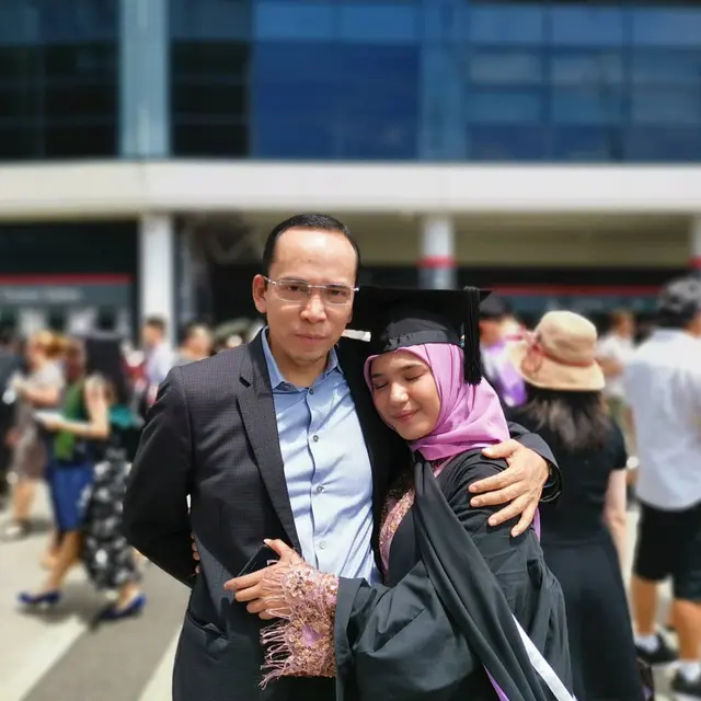 6 Potret Zahwa Nadhira Bareng Ayah dan Ibundanya