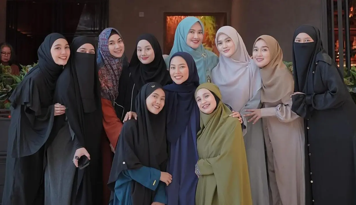Geng artis Butterfly sendiri cukup sering menggelar acara bersama. Bukan hanya untuk acara arisan saja, tapi juga untuk pengajian bersama. (Liputan6.com/IG/@hellobvtterfly)