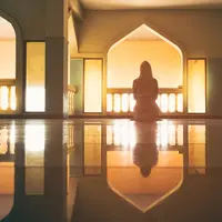 Perempuan berdoa di malam lailatul qadar | copyright shuttrstock.com/Takorn