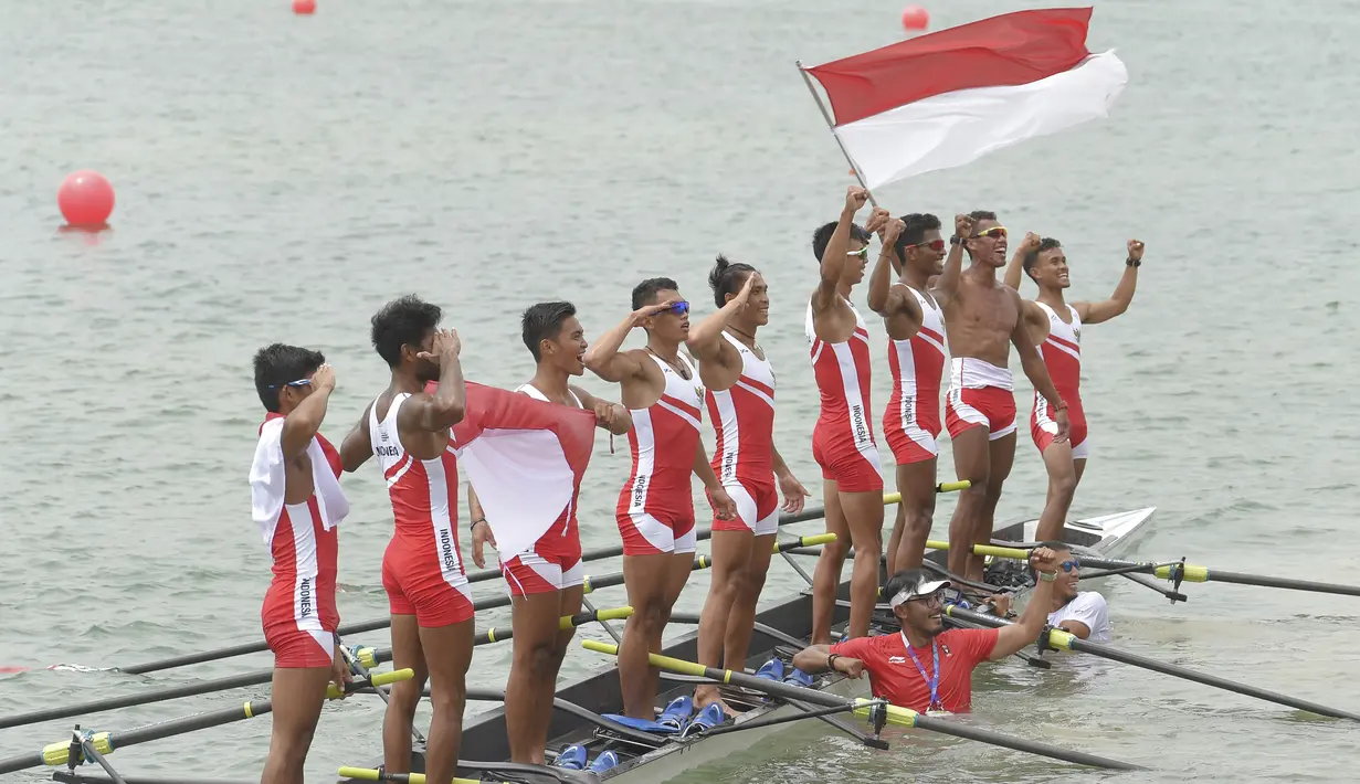 Tim dayung Indonesia melakukan selebrasi usai meraih medali emas pada Asian Games di JSC Lake Jakabaring, Sumatera Selatan, Jumat (24/8/2018). Tim dayung persembahkan emas ke sembilan untuk Indonesia. ANTARA FOTO/INASGOC/Nova Wahyudi/nym/18