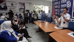 Suasana saat DPW PAN Provinsi DKI Jakarta melakukan konsolidasi bakal calon anggota legislatif di Jakarta, Sabtu (24/3). Berbagai macam profesi mendaftar menjadi bakal caleg lewat PAN. (Liputan6.com/JohanTallo)