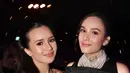 Chelsea Islan memancarkan pesona old Hollywood dalam balutan shimmer dress hitam dipadukan dengan kalung mutiara sebagai statement aksesori. [@bebytsabina].