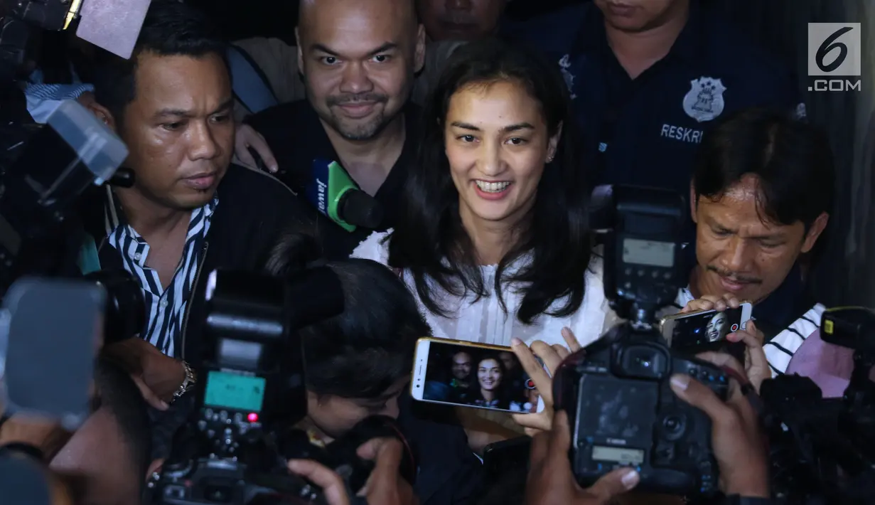 Artis yang juga anak Ratna Sarumpaet, Atiqah Hasiholan (tengah) bersiap menuju ruang Dirreskrimum Polda Metro Jaya, Selasa (23/10). Atiqah diperiksa sebagai saksi terkait berita hoaks penganiayaan Ratna Sarumpaet. (Liputan6.com/Helmi Fithriansyah)