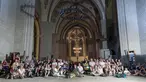 Suasana santai saat nonton bareng laga final piala Eropa 2016 antara Portugal melawan Prancis di Gereja St Francis, Lausanne, Swiss, (10/7/2016).  (EPA/Cyril Zingaro)