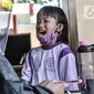 Petugas paramedis memeriksa kesehatan gigi salah seorang anak sebelum mengikuti program BIAS di Kantor Kelurahan Tamansari, Jakarta, Selasa (24/11/2020). BIAS dilakukan dengan konsisten menerapkan protokol kesehatan COVID-19. (merdeka.com/Iqbal S. Nugroho)