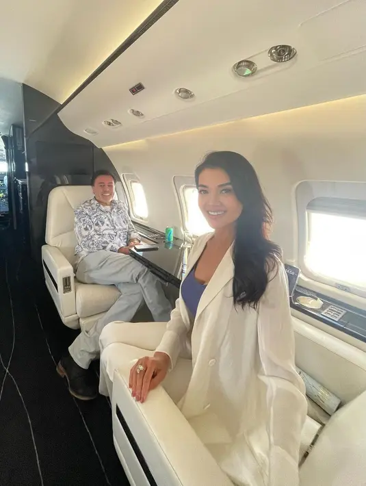 Setelan blazer warna putih dipadu inner warna biru beri kesan elegan pada tampilan formal Farah Quinn. [Foto: IG/farahquinnofficial].