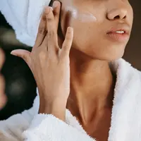 Vitamin C, asam azelaat, dan retinoid menjadi beberapa bahan yang dapat membantu menyamarkan hiperpigmentasi jika digunakan dengan tepat. (Foto/Dok: Pexels)