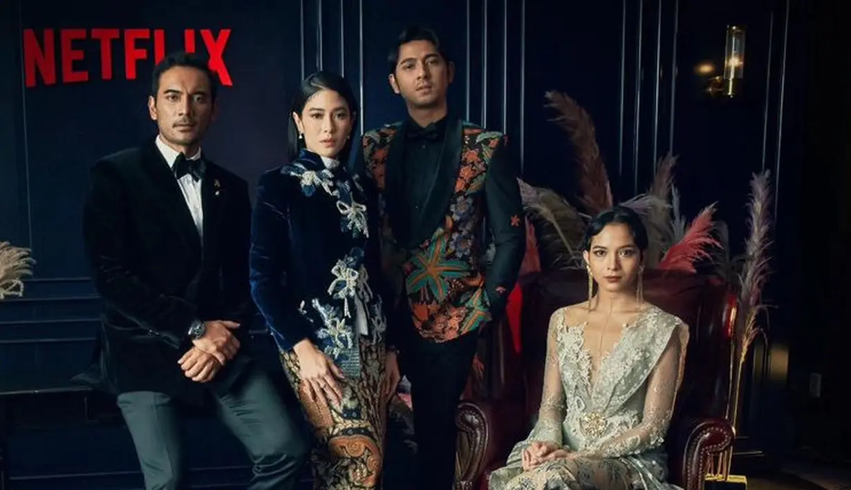 Jas batik tersebut dipadukan dengan inner kemeja dan celana hitam. Setelan jas tersebut dibuat oleh desainer Stephen Wongso melalui brandnya Wong Hang Tailor. [@netflixid]